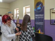 İPEKYOLU’NDA KIRSAL MAHALLELERE YÖNELİK ÜCRETSİZ KUAFÖR HİZMETİ SÜRÜYOR