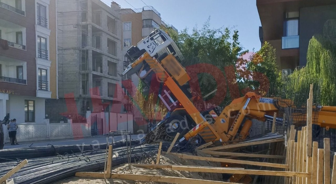 Van’da inşaat çalışması sırasında vinç devrildi