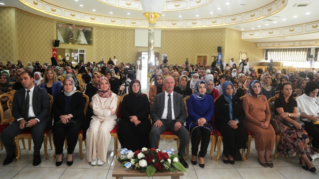TUŞBA BELEDİYESİ’NİN, ‘İYİLEŞEN ÇOCUKLUĞUM VE İYİLEŞEN ANNELİĞİM’ SÖYLEŞİNE BÜYÜK İLGİ