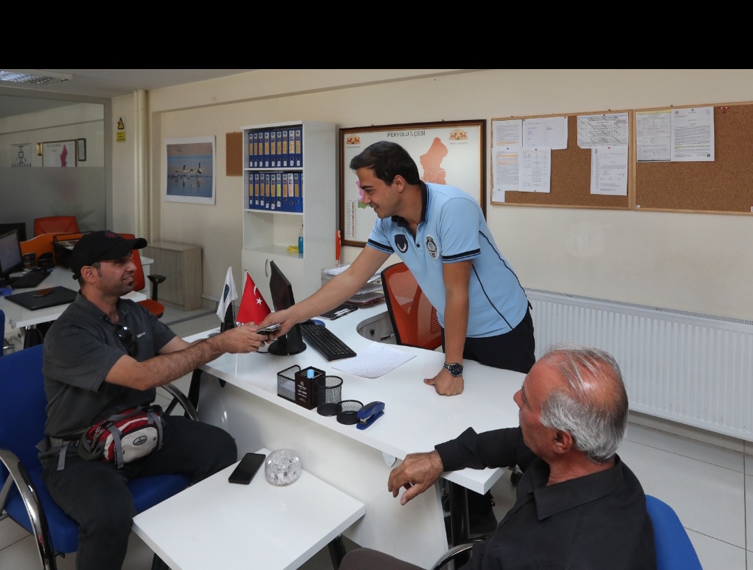 İPEKYOLU ZABITA EKİPLERİ BULDUKLARI PARAYI SAHİBİNE TESLİM ETTİ