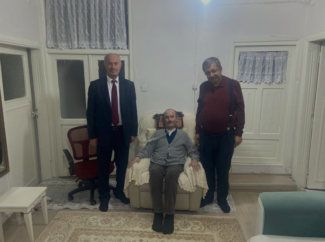 BAŞKAN AKMAN VE YAZAR-ŞAİR İNANÇ, ALS HASTASI ÇELİK’İ EVİNDE ZİYARET ETTİLER