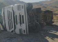 Van’da tır devrildi: 1 yaralı