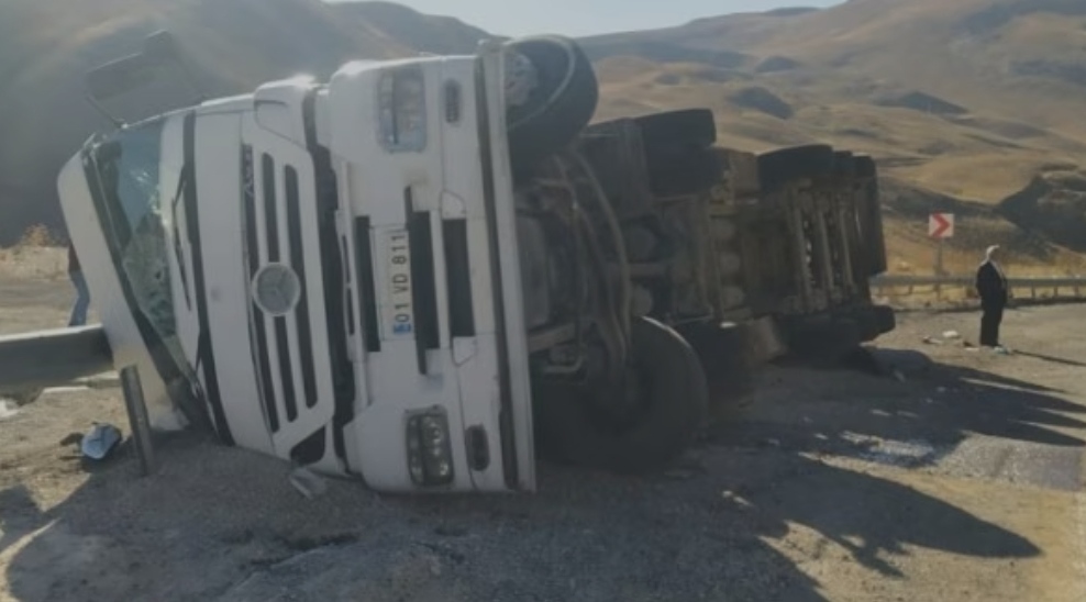 Van’da tır devrildi: 1 yaralı