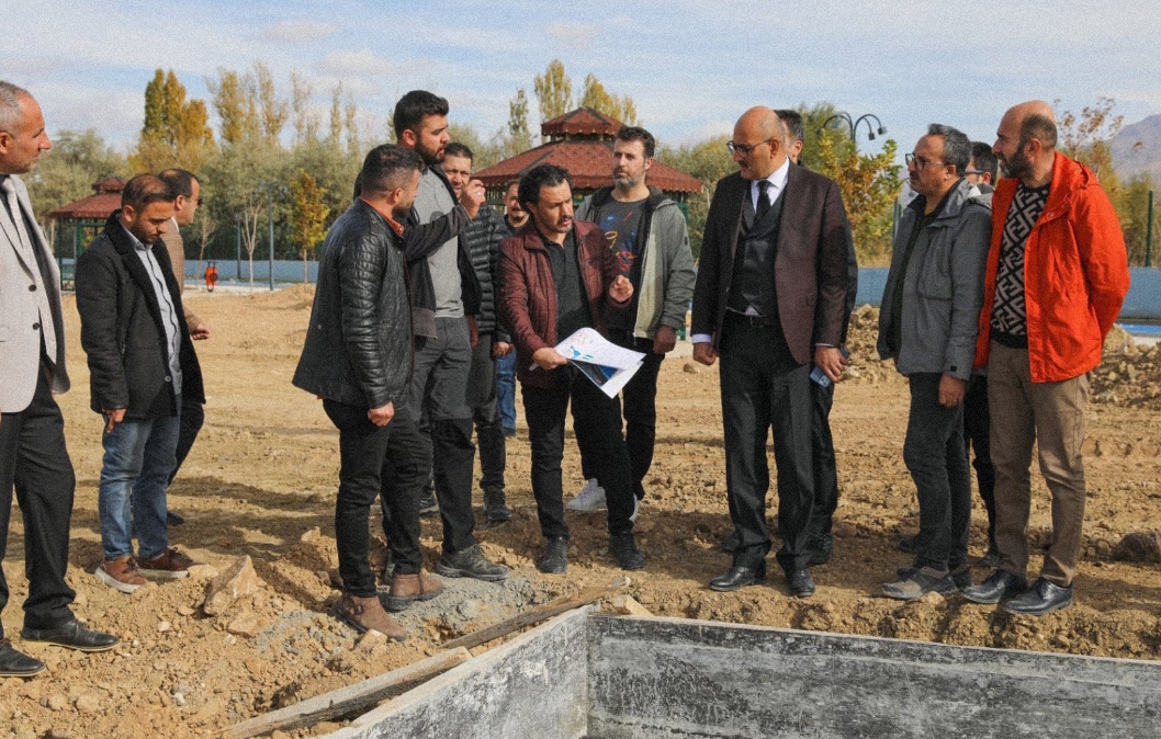 BÜYÜKŞEHİR BAŞKALE’DE 25 KM SICAK ASFALT ÇALIŞMASI YAPTI 