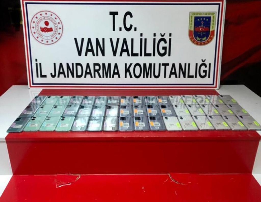 Van’da Jandarma tarafından kaçakçılığa yönelik yapılan operasyonlarda çok sayıda kaçak cep telefonu ele geçirildi