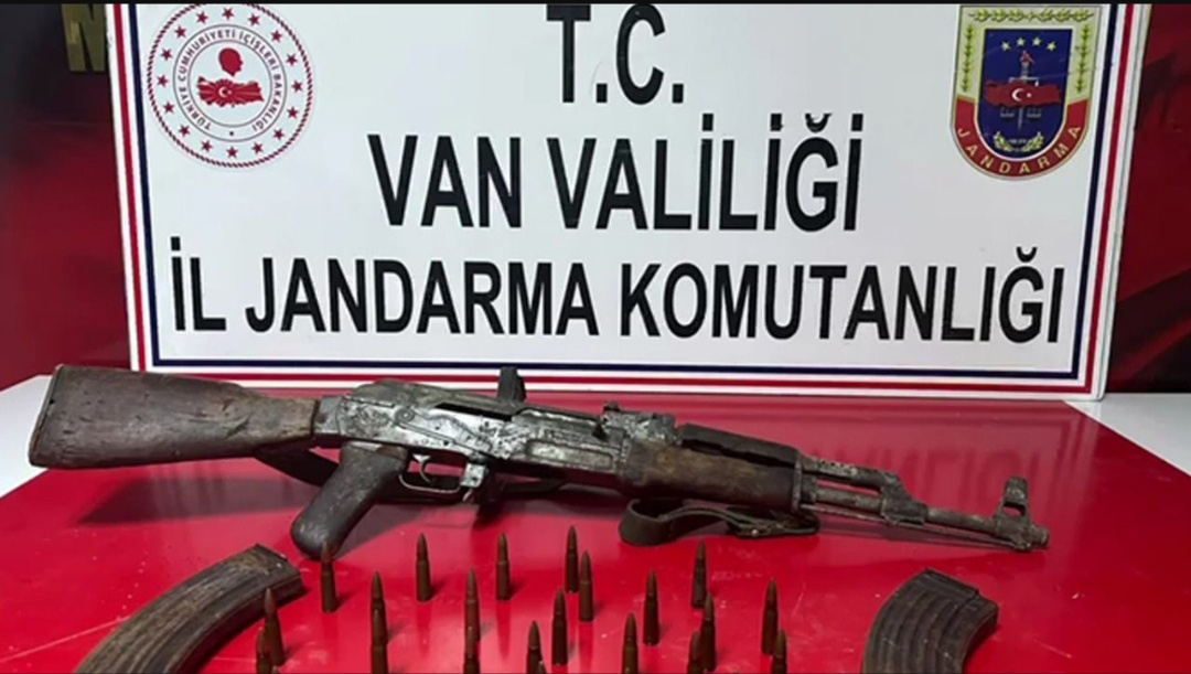 VAN’DA TOPRAĞIN ALTINDA SİLAH VE MÜHİMMAT BULUNDU 