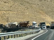 Van’da tıra yüklü malzemeler virajda  devrildi!