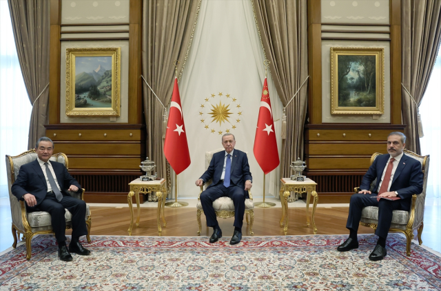 Çin’de 1 aydır haber alınamayan bakanın yerine atanan Dışişleri Bakanı Wang Yi, ilk ziyaretini Türkiye’ye yaptı