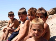 Van Gölü’nde Yaz Tatili Boyunca Yüzen Çocukların Saçları Sarıya Dönüyor