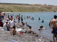 Van’da aşırı sıcaklardan bunalan vatandaşlar serinlemek için Van Gölü sahillerine akın etti.