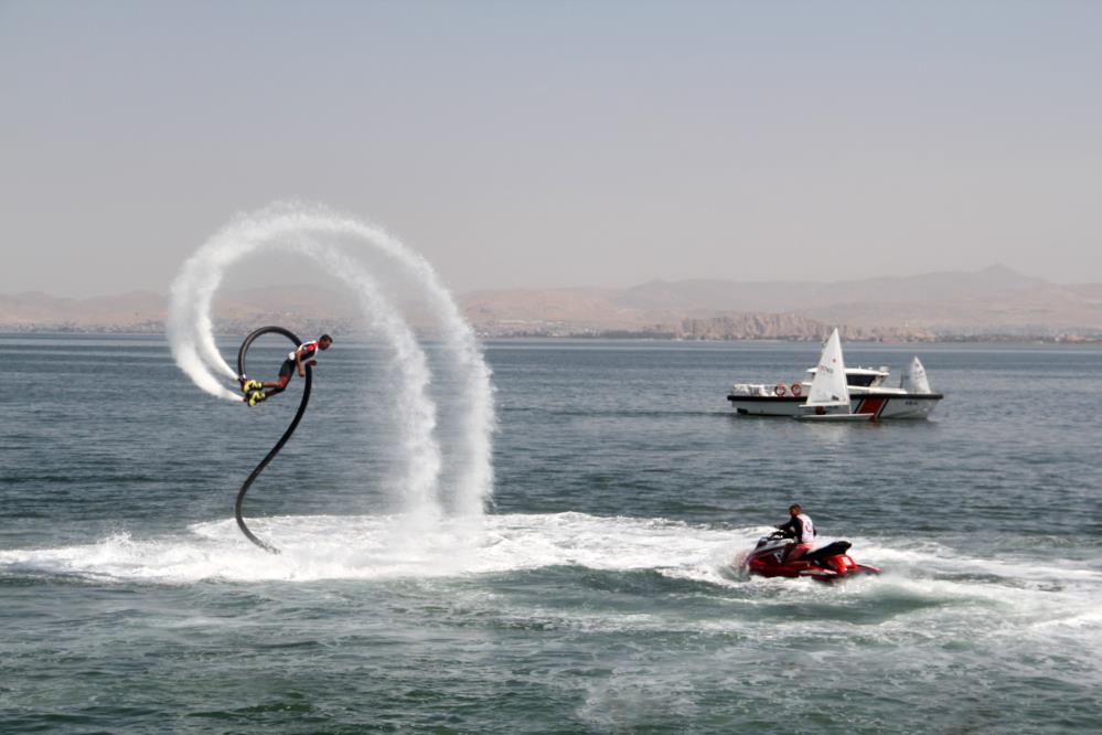 Van Gölü’nde renkli görüntüler: flyboard ile parasailing nefes kesti 11. Van Denizi Su Sporları Festivali başladı