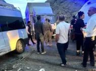 Van-Hakkari karayolunda minibüs ile kamyon çarpıştı: 1 ölü, 7 yaralı