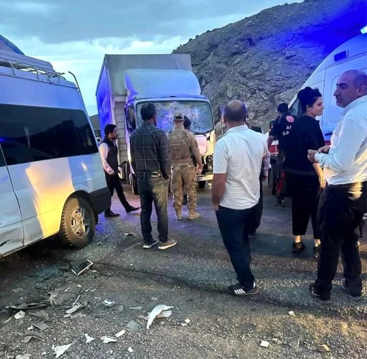 Van-Hakkari karayolunda minibüs ile kamyon çarpıştı: 1 ölü, 7 yaralı