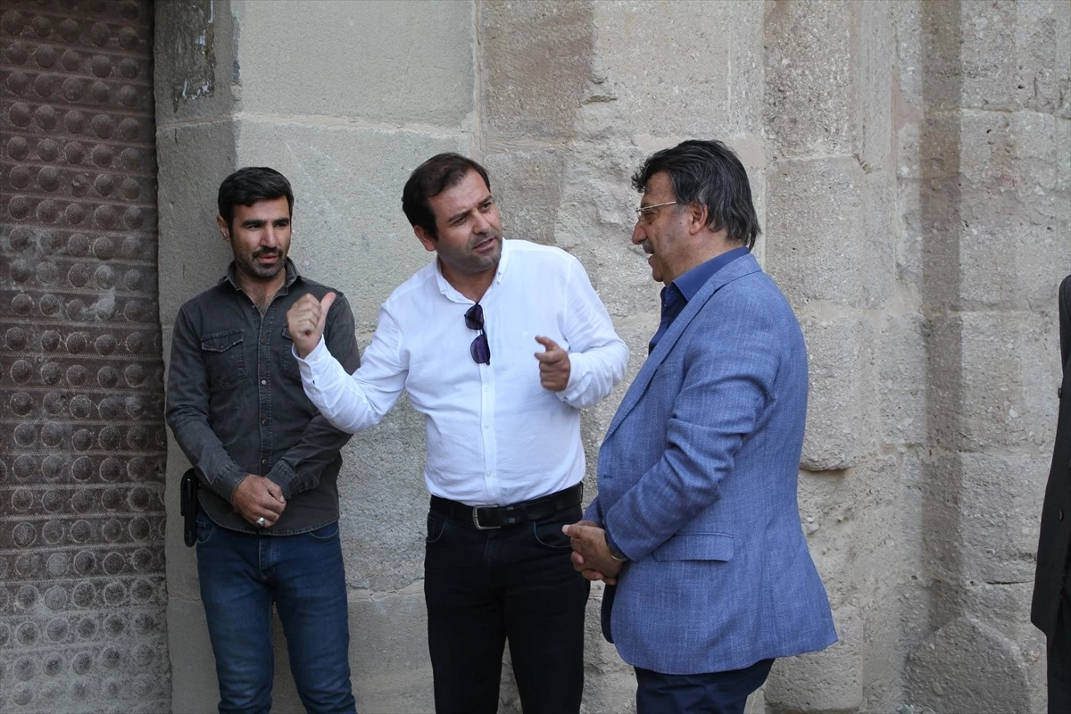 AK Parti Van Milletvekili Kayhan Türkmenoğlu, Hoşap Kalesi’nde incelemelerde bulundu