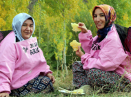 Kadınlar Pembe Kıyafetleriyle Kara Kovan Balı Üretiyor