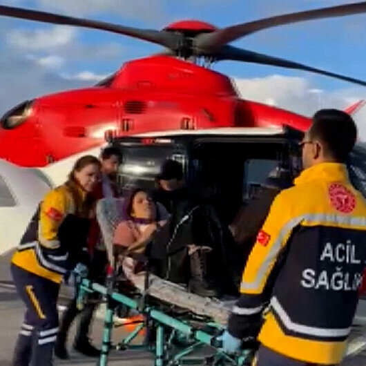 Ambulans helikopterle  Hasta olan kadın hastaneye ulaştırıldı