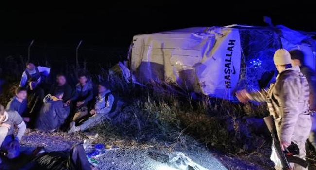Van’da kaçak göçmenleri taşıyan minibüs şarampole devrildi: 20 yaralı