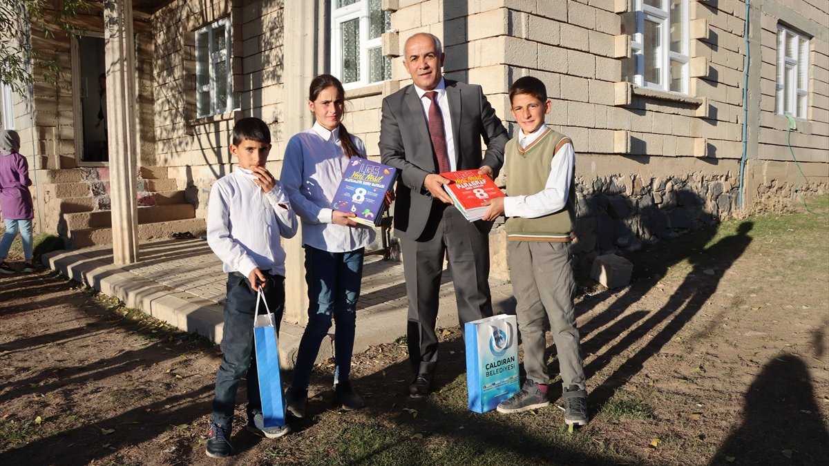Van’ın Çaldıran Belediyesi 400 öğrenciye 3 bin kitap dağıttı