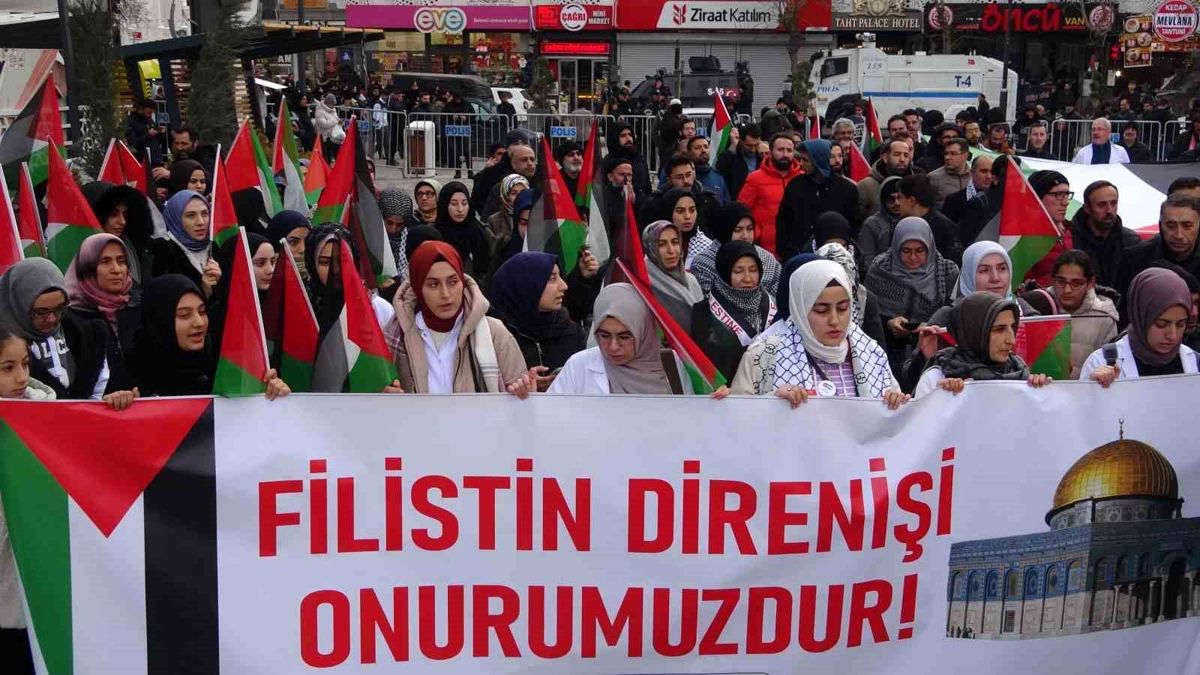 Sağlık Çalışanları Filistin’e Destek İçin Yürüdü