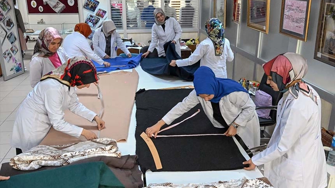 Van’da dikiş makineleri Gazze için çalışıyor