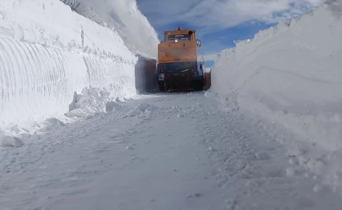 Van’da karla mücadele çalışmaları devam ediyor