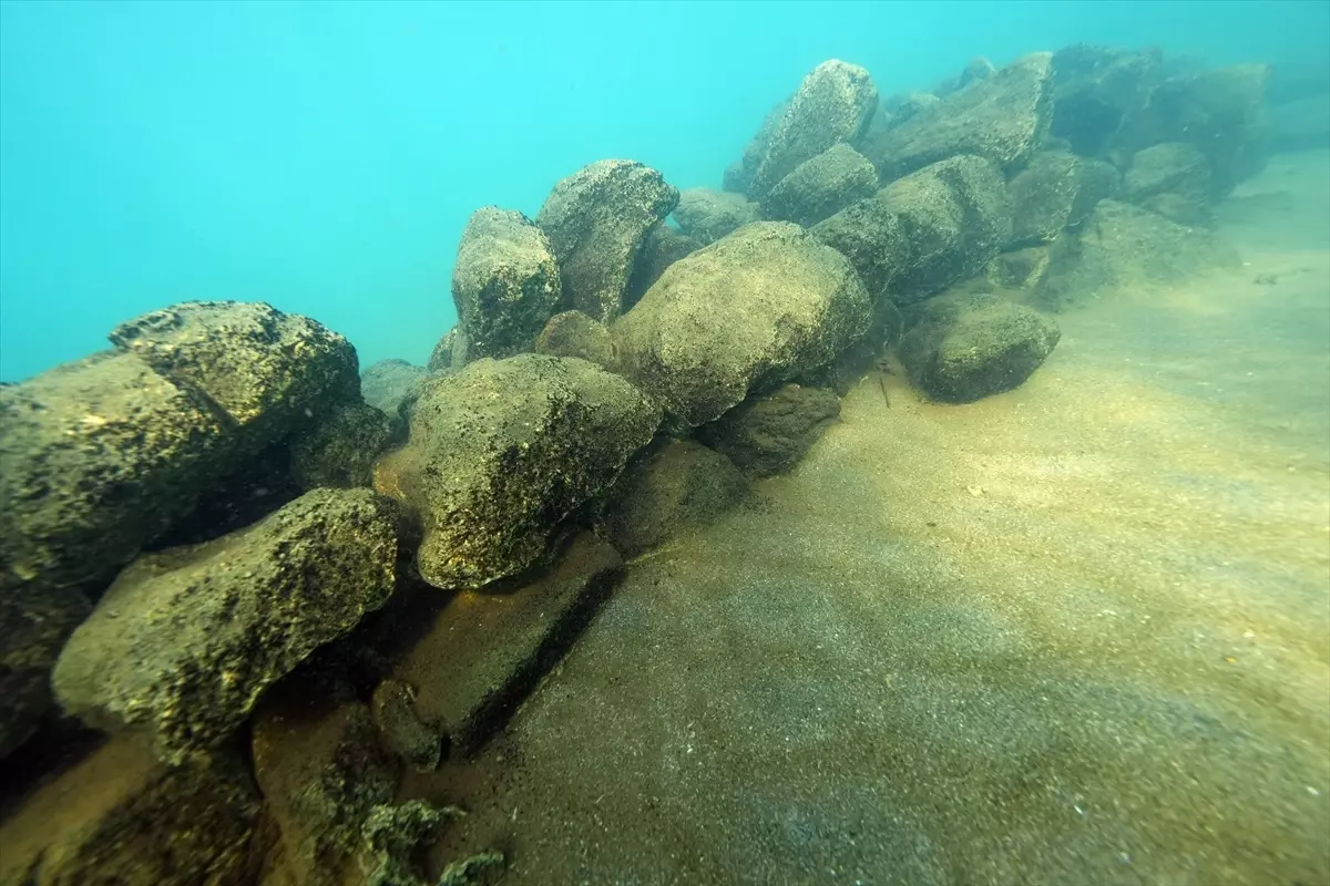 Van Gölü’nde Yapı Kalıntıları Ortaya Çıktı