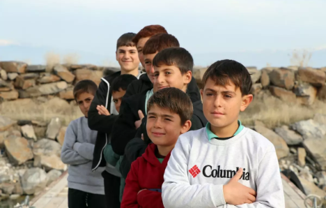 Van Gölü’nde Çocukların Saç Renkleri Yaz Kış Değişiyor
