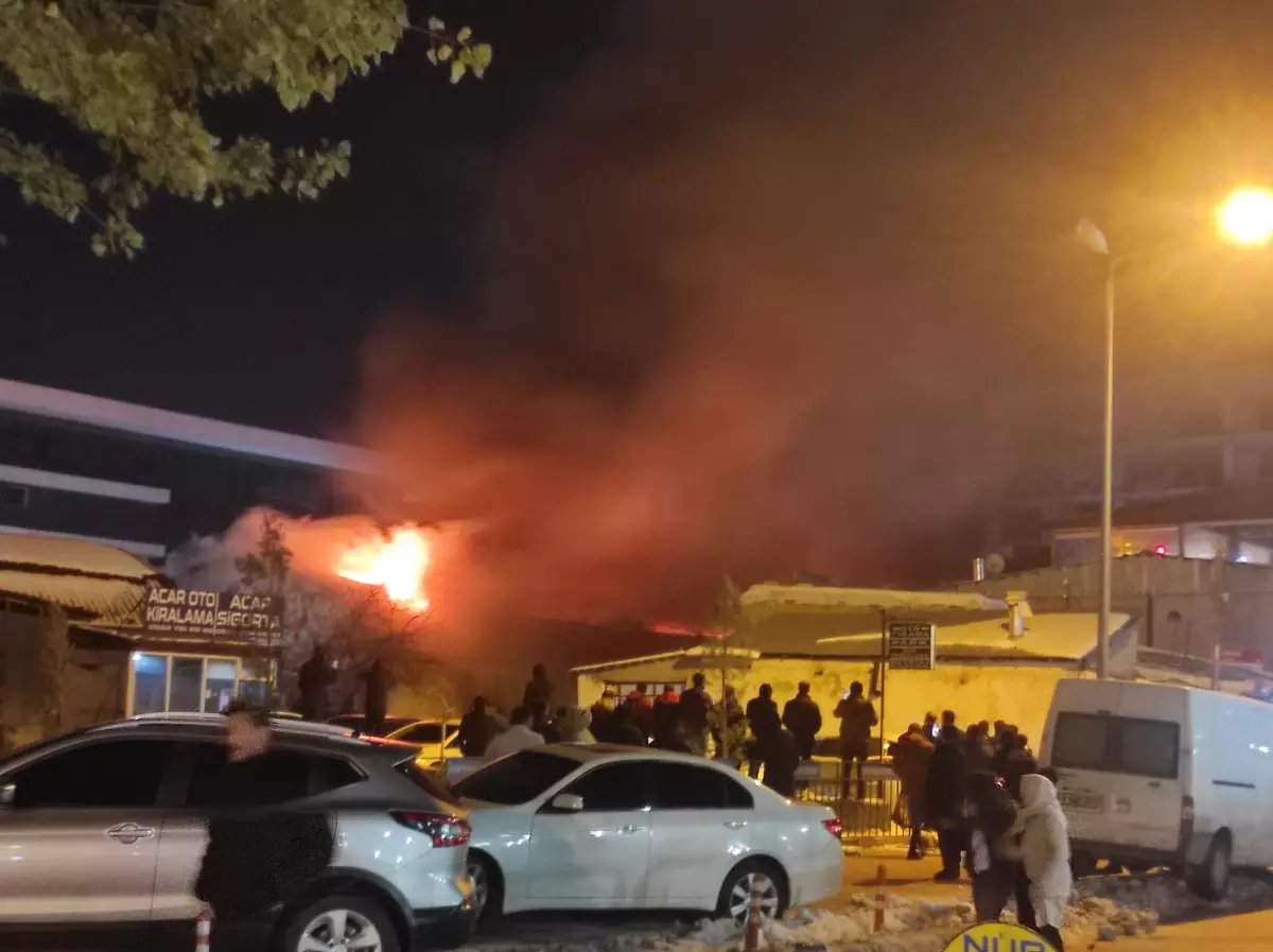 Van’daki Mısır Çarşısı’nda Yangın: 60 İş Yeri Zarar Gördü