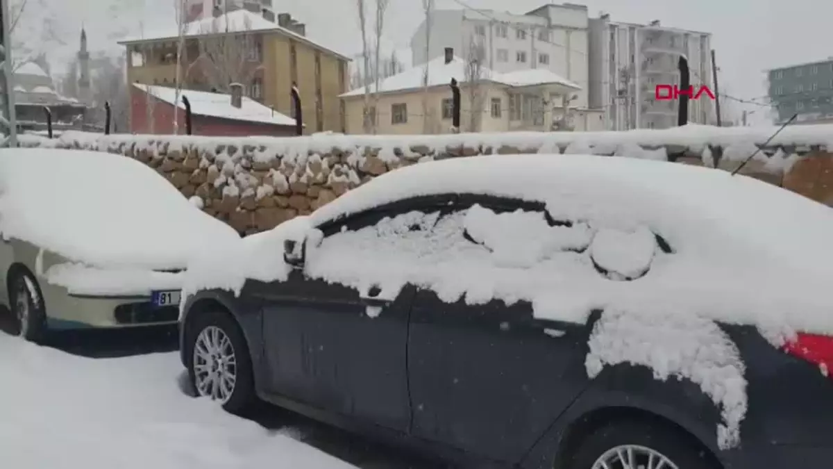 Van’da Yoğun Kar Yağışı Trafiği Olumsuz Etkiledi