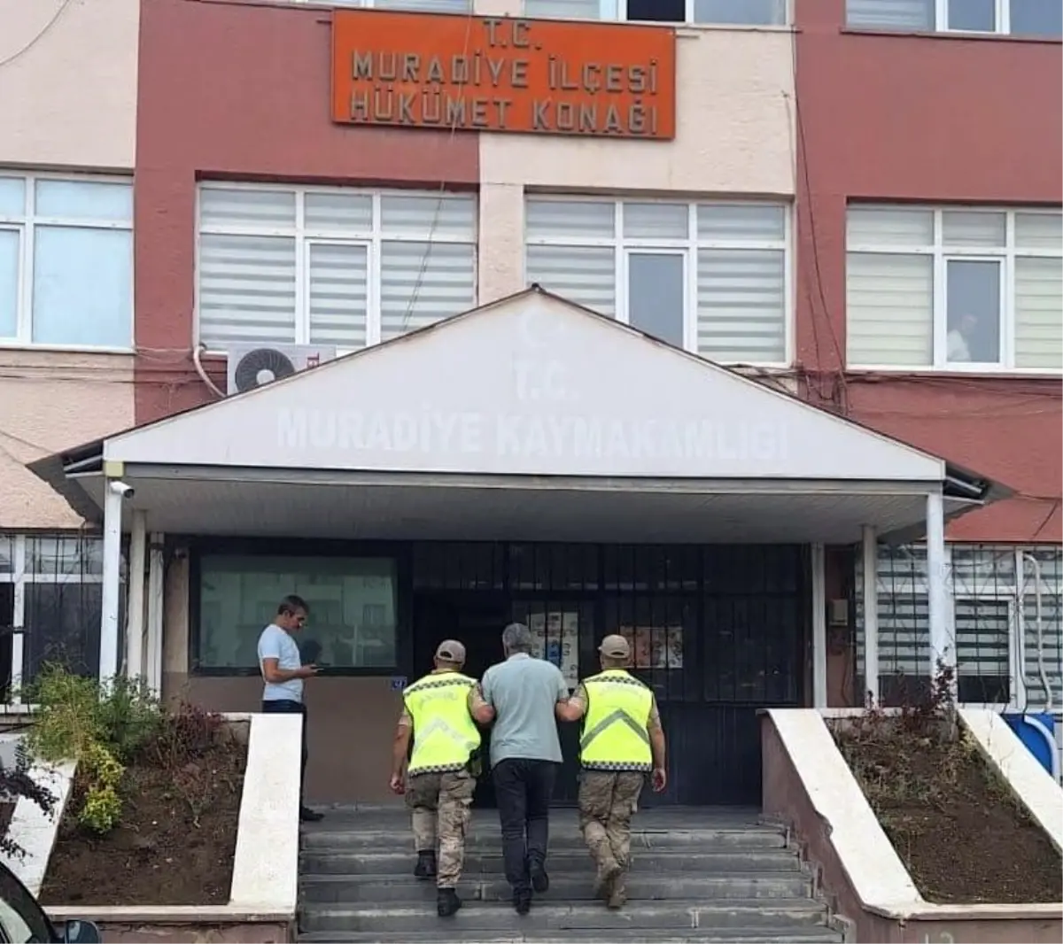 Ülkeye Yabancı Sokmaktan Tutuklandı