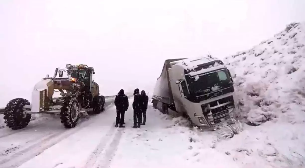 Başkale’de Kar Yağışı Kazalara Neden Oldu