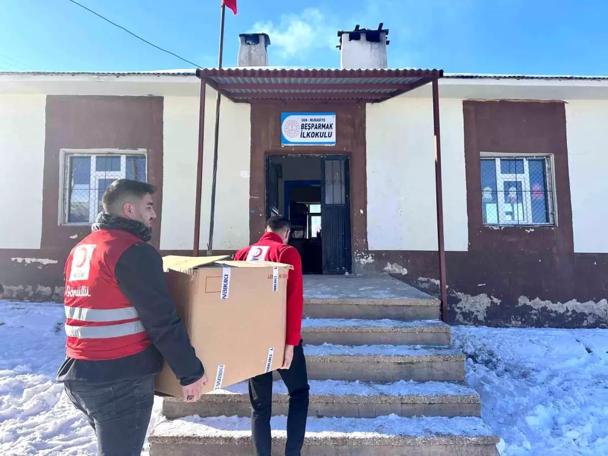 Kızılay’dan Muradiye’de Gıda Yardımı