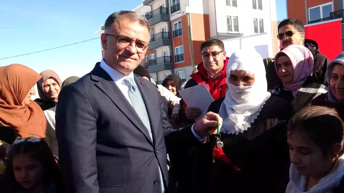 İhtiyaç Sahibi Kadınlara 51 Konut Teslimi