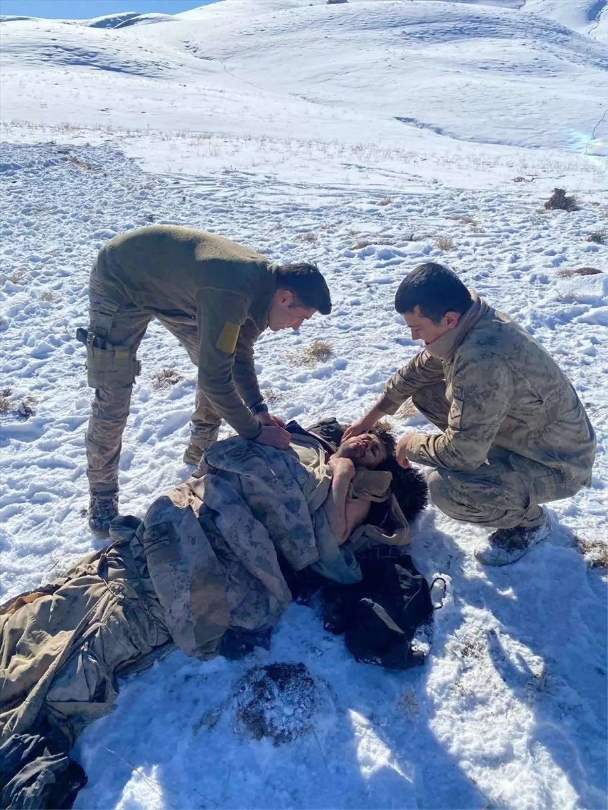 Gürpınar’da Jandarma’dan Kaçak Göçmene Kurtarma Operasyonu