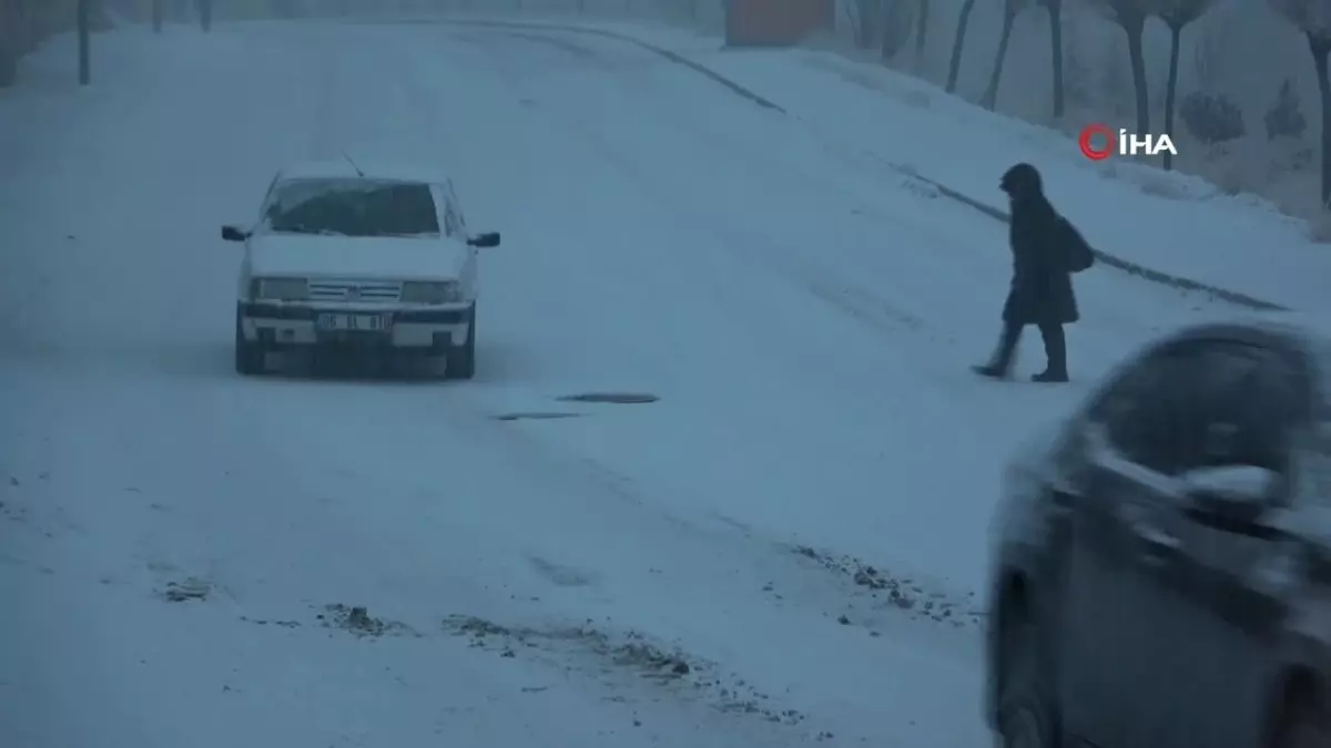 Van’da Kar Yağışı Uçak Seferlerini Etkiledi
