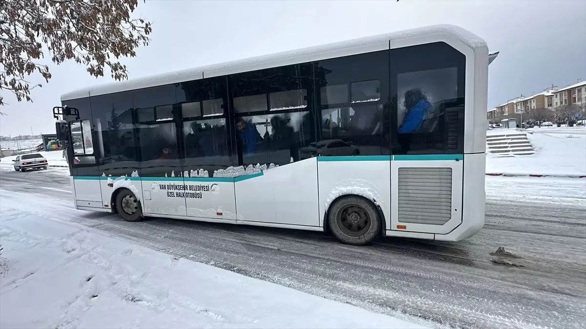 Van ve Bitlis’te Kar Yağışı Yolları Kapadı