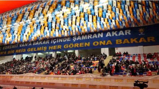 Van’da Erdoğan Coşkusu: Binlerce Vatandaş Spor Salonunda Buluştu