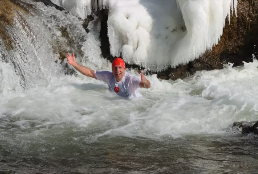 Muradiye Şelalesi’nde Soğuk Havada Yüzme Etkinliği