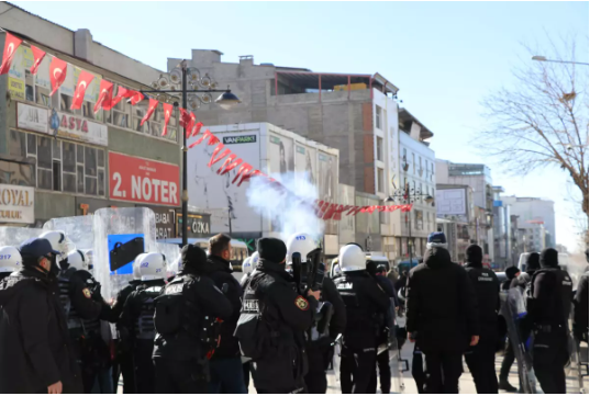 İzinsiz Yürüyüşe Polis Müdahalesi