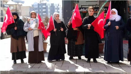 Vanlı aileler: “PKK samimiyse önce bizim çocukları göndersin”