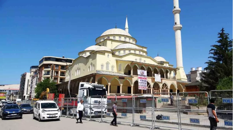 Hz. Ömer Camii Yıkılıyor, Esnaf Dükkanlarını Boşaltıyor