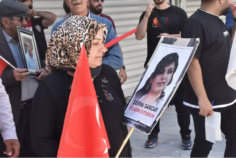 Vanlı aileler DEM Parti binası önündeki “evlat nöbeti”ni sürdürdü