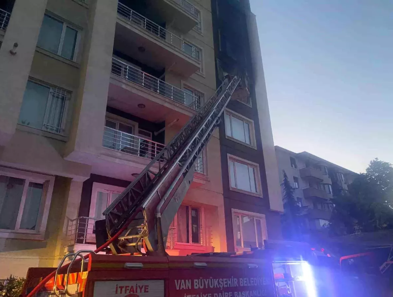 Van’da 7 Katlı Binada Yangın