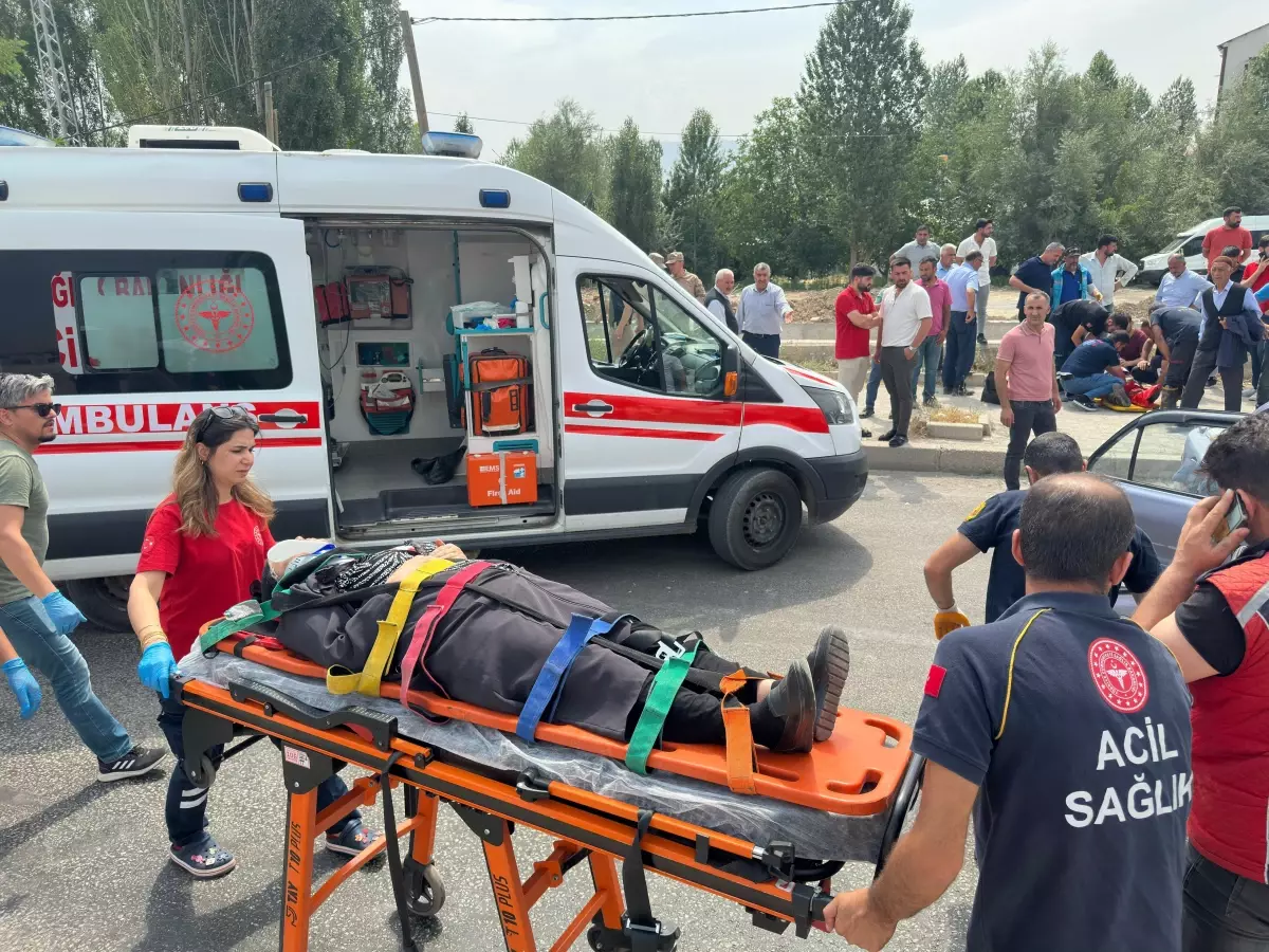 Van’da TIR ve Otomobil Çarpıştı: 4 Yaralı