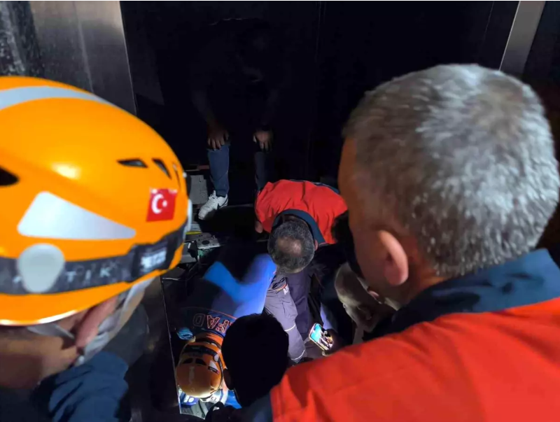 Tuşba’da Asansörde Mahsur Kalan 8 Kişi Kurtarıldı