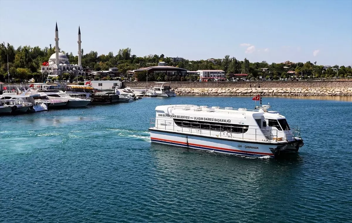 Van’da Akdamar Adası’na Deniz Otobüsü Seferleri Başladı