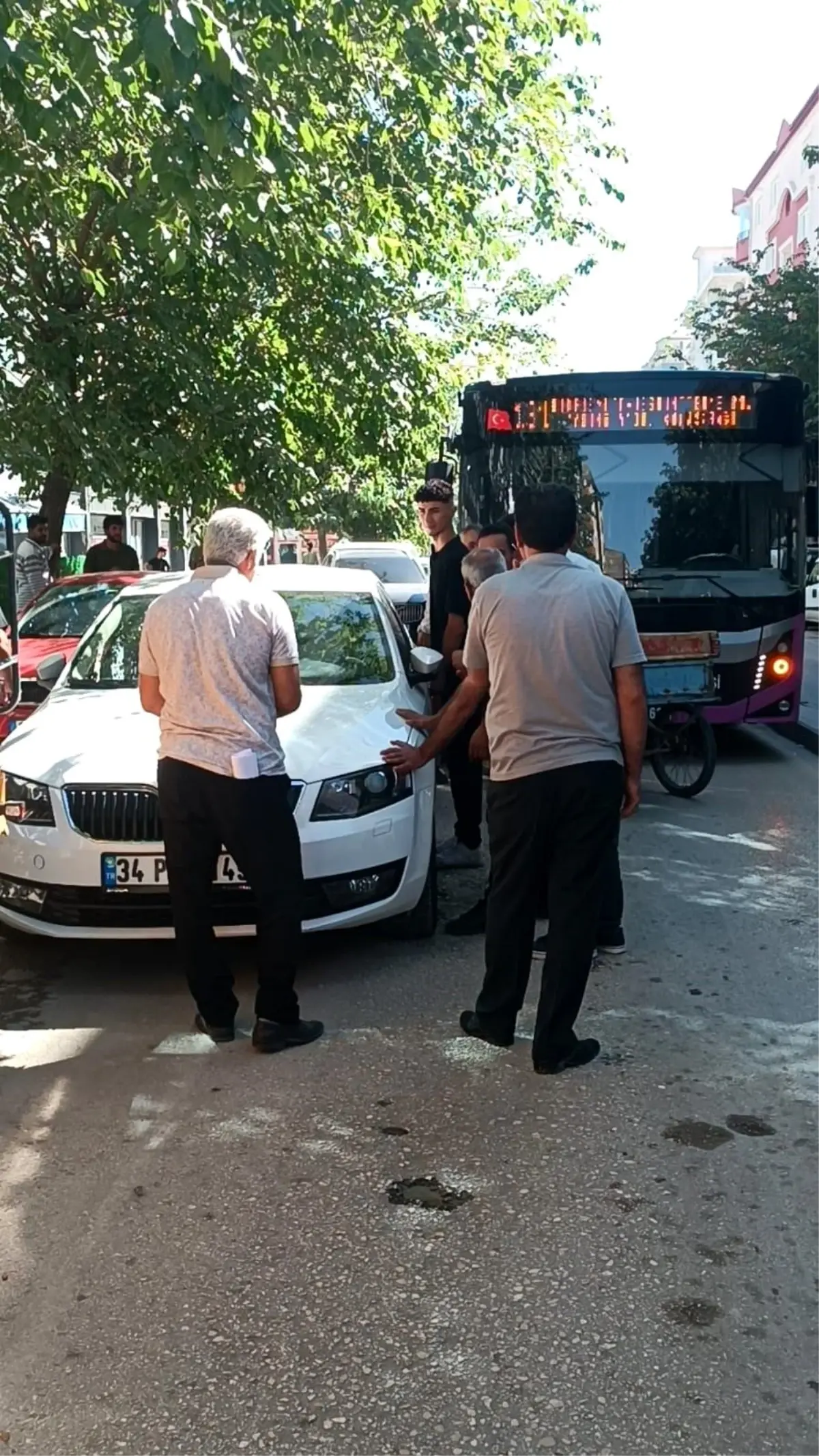 Duyarsız Sürücü Trafiği Kilitleyince Vatandaşlar Devreye Girdi