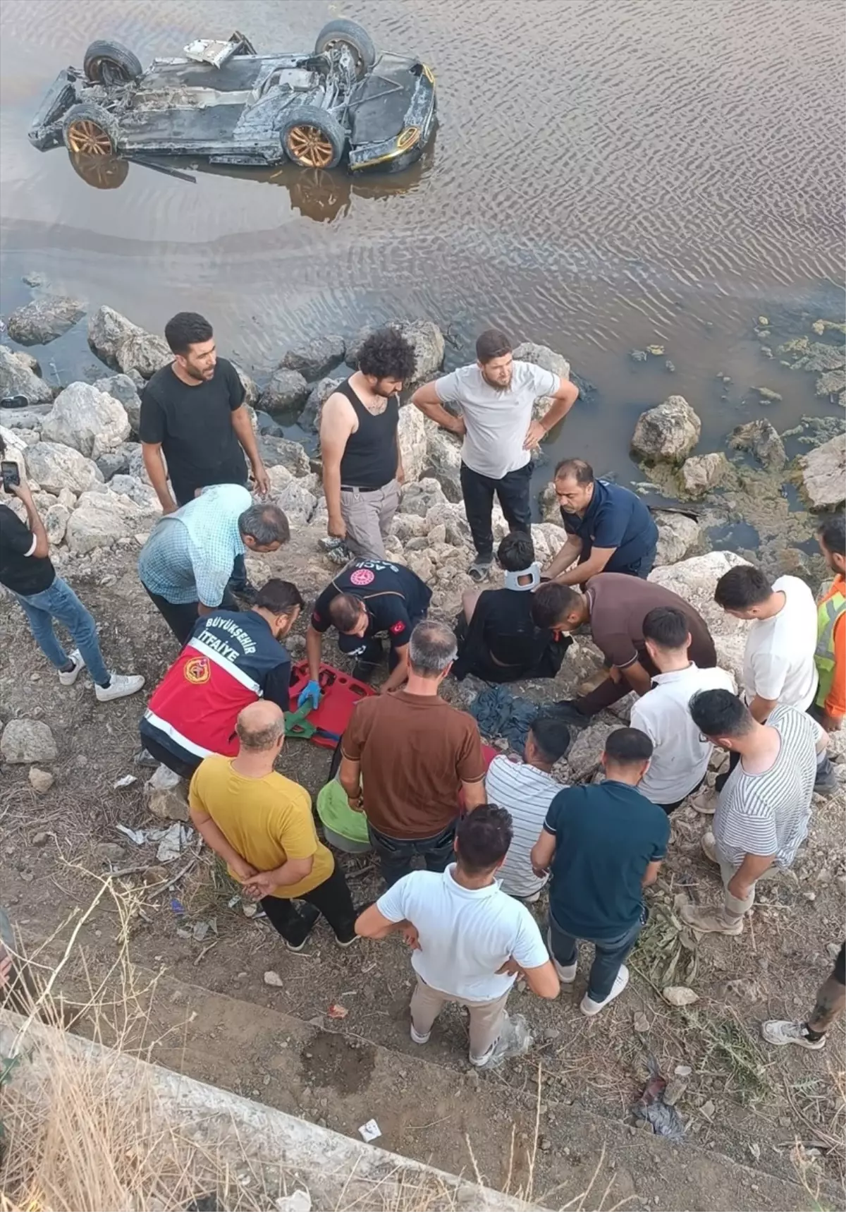 Van’da Otomobil Erçek Gölü’ne Devrildi