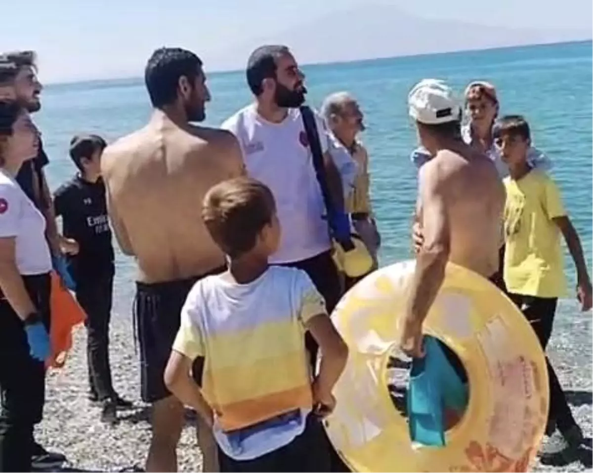 Baba ve Oğlu Boğulma Tehlikesi Geçirdi