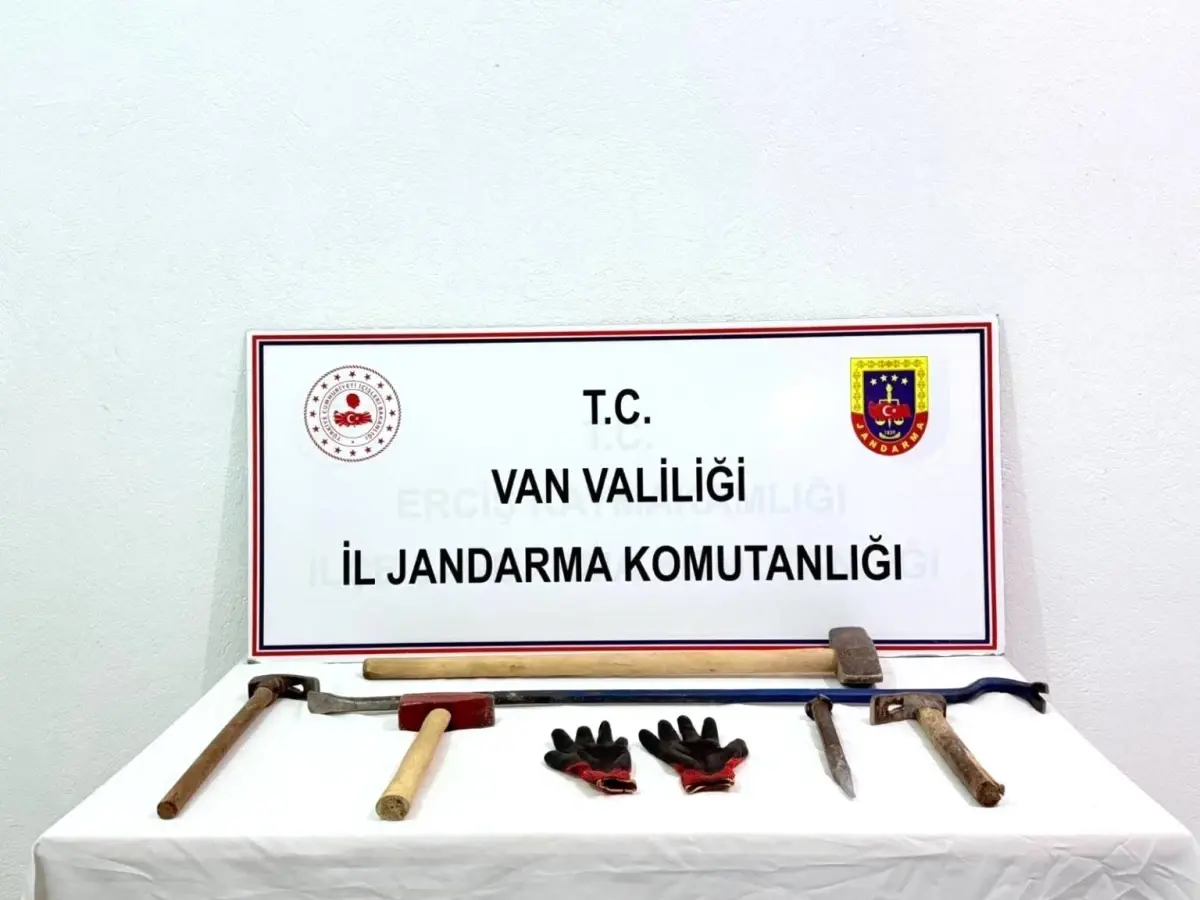 Van’da Kaçak Kazı İhbarı: 3 Gözaltı